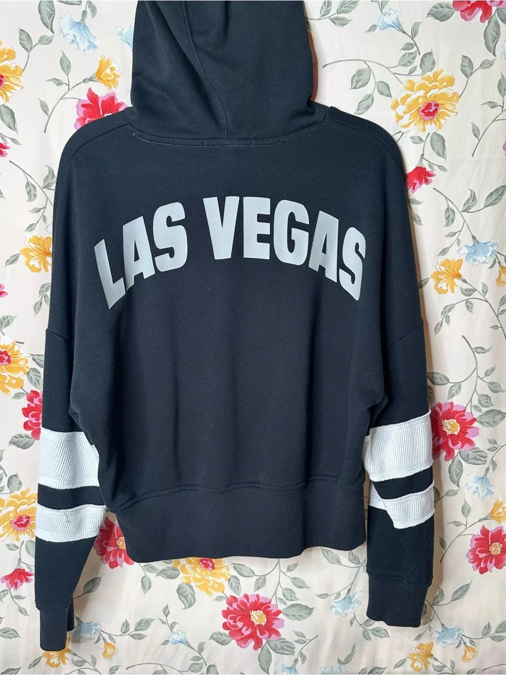 LAS VEGAS RAIDERS | Junk Food Black Hoodie with White Sleeve Stripes | Size M - Picture 2 of 3